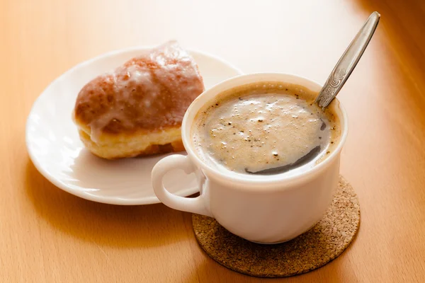 Bebida e comida doce. Xícara de café e pão. — Fotografia de Stock