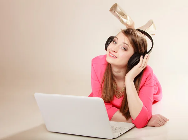 Menina com fones de ouvido e laptop ouvindo música — Fotografia de Stock