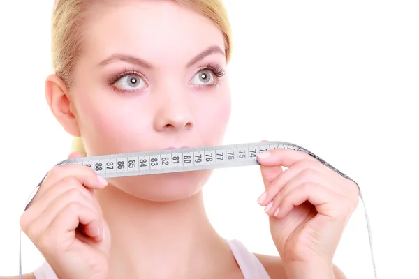 Chica fitness mujer en forma cubriendo su boca con cinta métrica —  Fotos de Stock