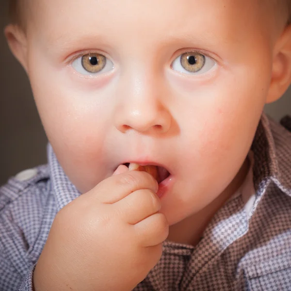 Schattige baby jongen eet iets — Stockfoto