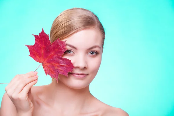 Portrait of young woman girl with red maple leaf. — Stock Photo, Image