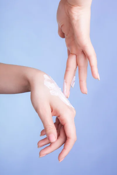 Hautpflege. Weibliche Handflächen mit feuchtigkeitsspendender Creme. — Stockfoto