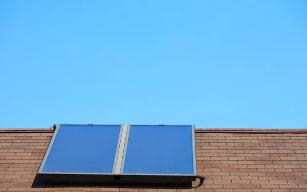 Odnawialne źródła energii. kolektorów słonecznych na dachu. — Zdjęcie stockowe