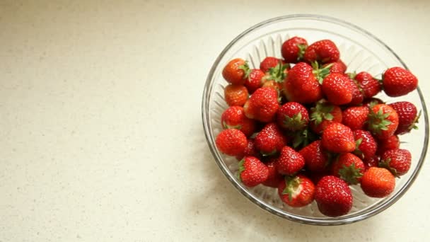 En skål med jordgubbar — Stockvideo