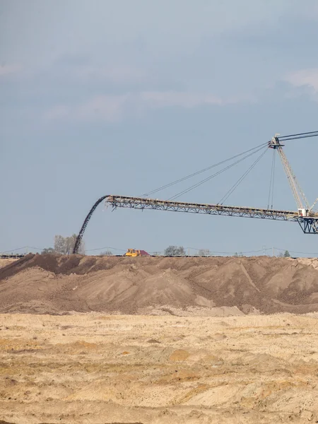 Opencast hnědouhelný důl. Obří bagr. — Stock fotografie