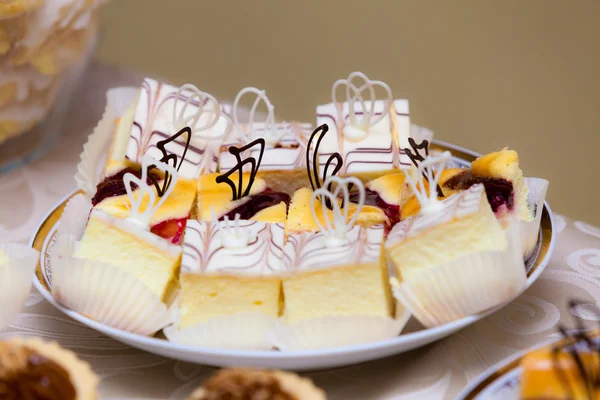 Comida doce. Pedaços de bolos na placa . — Fotografia de Stock