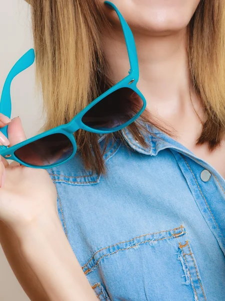 Летние каникулы. Солнечные очки в женской руке — стоковое фото