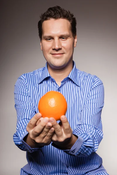 Homem recomendando laranja — Fotografia de Stock