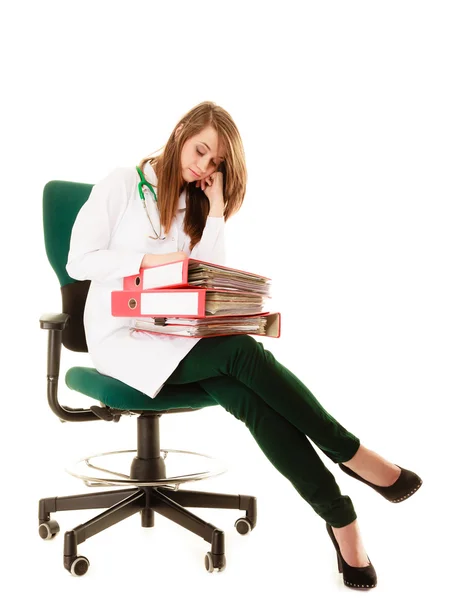 Mujer doctora con exceso de trabajo con documentos —  Fotos de Stock