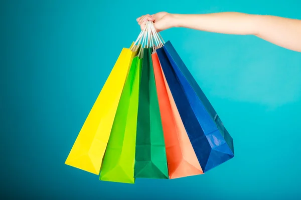 Shopping bag colorate in mano femminile. Vendita al dettaglio — Foto Stock