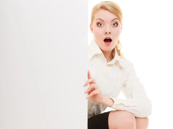 Mujer de negocios escondida detrás de banner de espacio de copia en blanco — Foto de Stock