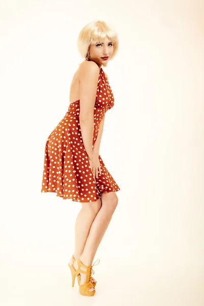 Chica Pinup en peluca rubia y vestido retro. Vintage . —  Fotos de Stock