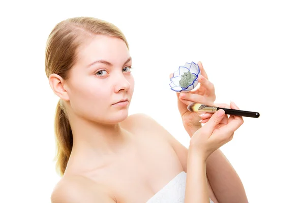 Woman applying clay mud mask on face. — Stock Photo, Image