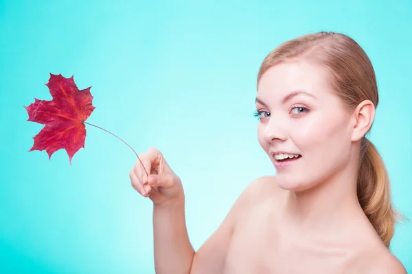 Retrato de chica joven con hoja de arce rojo . —  Fotos de Stock