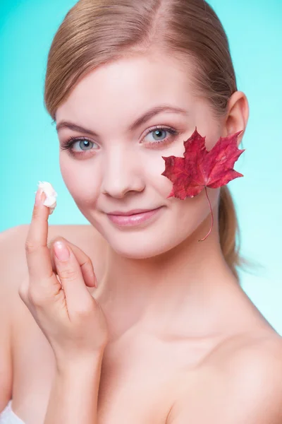 Tvář dívky mladá žena s červený javorový list. — Stock fotografie