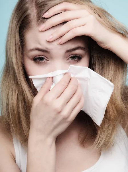 Sick girl sneezing in tissue. Health — Stock Photo, Image