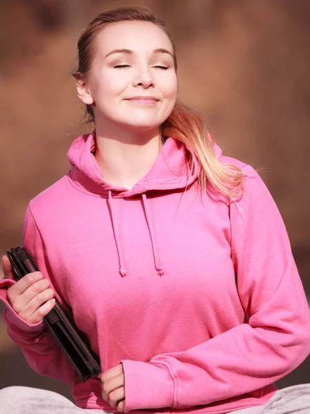 Vrouw tienermeisje in roze met tablet krijgt wat zon buiten — Stockfoto