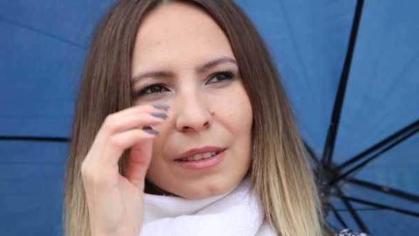 Žena s deštníkem stojí a usmívá se — Stock video