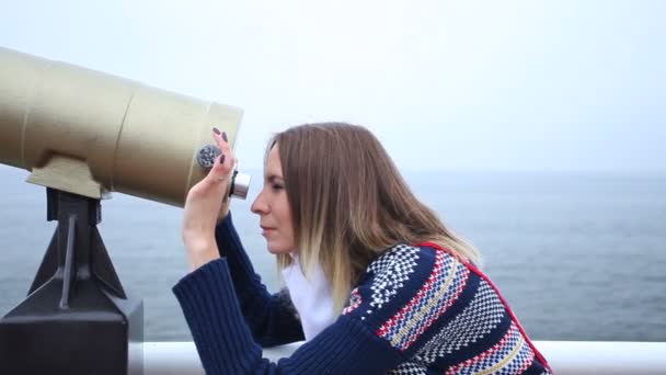 Mujer mirando a través del telescopio — Vídeos de Stock