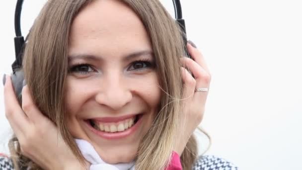 Frau mit Kopfhörer hört Musik — Stockvideo