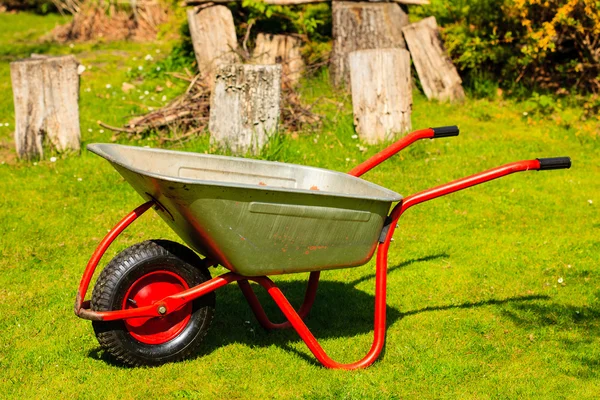 Brouette en métal de jardin . — Photo