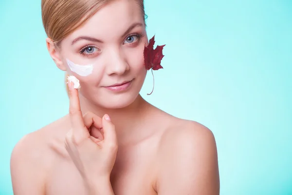 Visage de jeune femme fille avec feuille d'érable rouge . — Photo