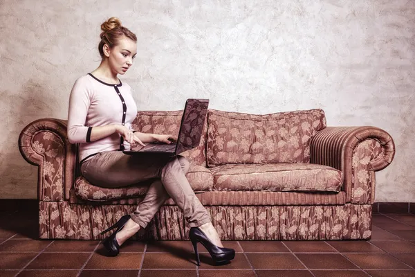 Mujer de negocios usando computadora. Internet tecnología para el hogar. Foto vintage. — Foto de Stock