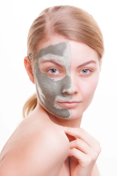 Woman applying clay mask on face. Spa. — Stock Photo, Image