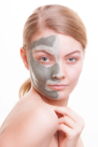 Vrouw klei masker toe te passen op gezicht. Spa. — Stockfoto