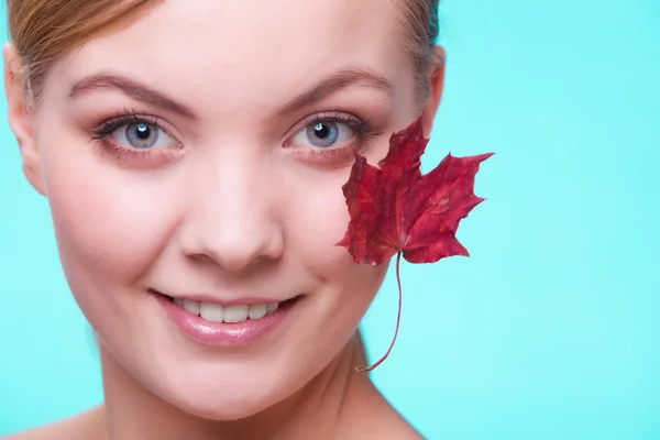 Portrait of young woman girl with red maple leaf. — Stock Photo, Image