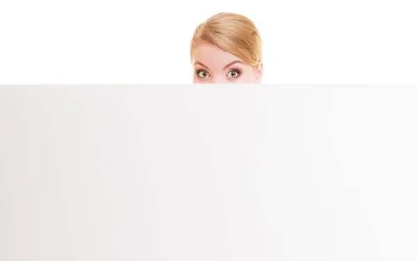 Affärskvinna gömmer sig bakom tom kopia utrymme banner — Stockfoto