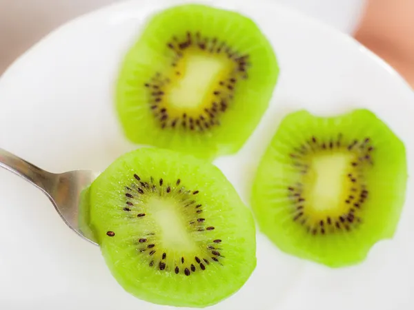 Plate with slices of kiwi fruit. Healthy diet. — Stock Photo, Image