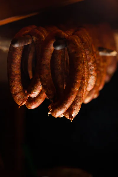 Comida tradicional. Salchichas ahumadas en el ahumadero. — Foto de Stock