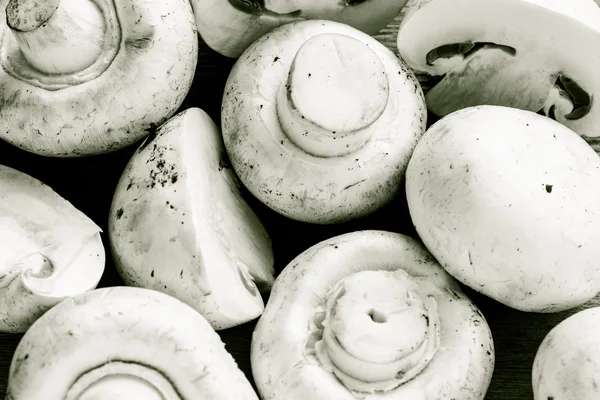 Essen. Champigonons mit frischen weißen Pilzen — Stockfoto