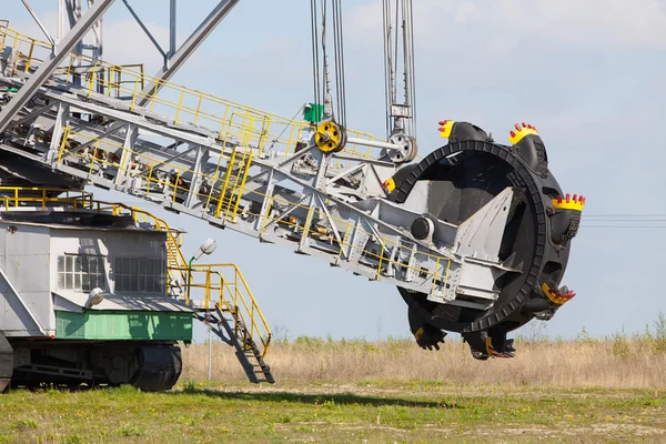 Una mina de carbón a cielo abierto. excavadora de rueda de cubo . — Foto de Stock