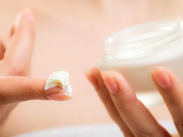 Moisturizing cream in female hands — Stock Photo, Image