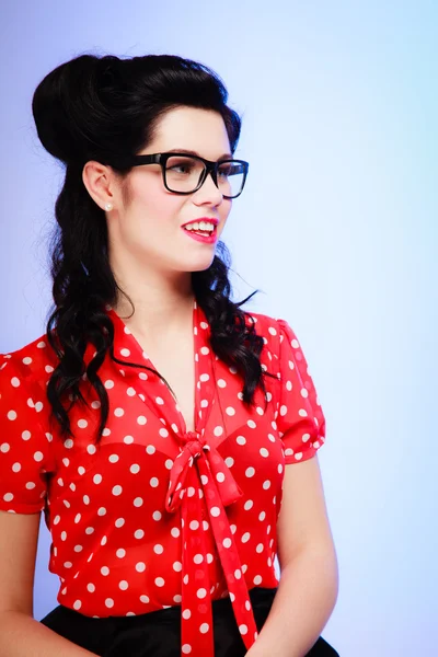 Porträt eines Pinup-Girls mit Brille — Stockfoto