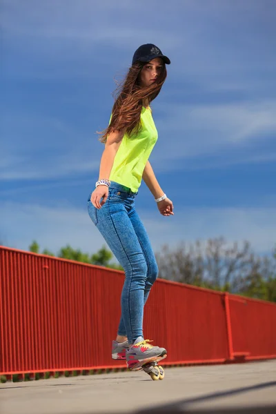 Menina legal skatista equitação skate — Fotografia de Stock