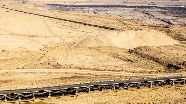 Öppen brunkolsgruva. Bälttransportör. — Stockfoto