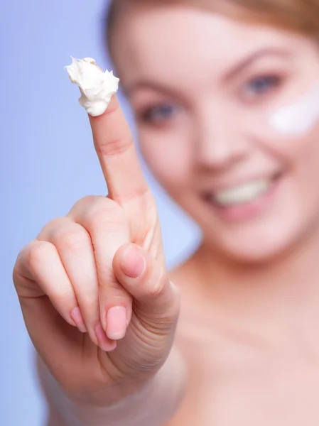 Menina aplicando creme hidratante . — Fotografia de Stock