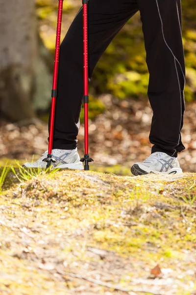 Nordic walking. Weibliche Beine beim Wandern im Wald oder Park. — Stockfoto