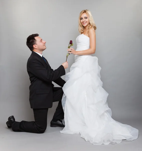 Romantický oženil pár nevěstu a ženicha s růží — Stock fotografie
