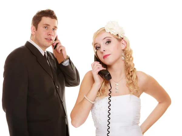 Boos bruid en bruidegom praten over telefoon — Stockfoto