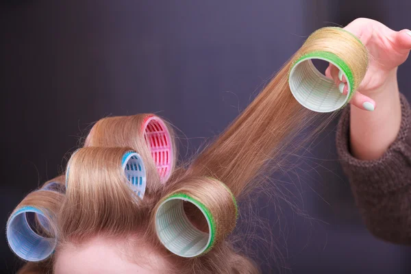 Женские светлые волосы голову бигуди ролики парикмахерская красоты салон — стоковое фото
