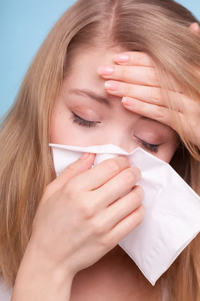 Ziek meisje niezen in een weefsel. gezondheid — Stockfoto