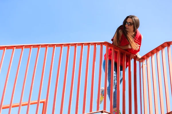 都市橋の上のクールなトレンディな 10 代の少女 — ストック写真
