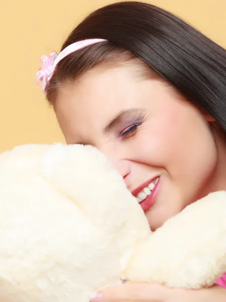 Çocuksu genç kadın infantil kız pembe bir oyuncak ayı oyuncak sarılma — Stok fotoğraf