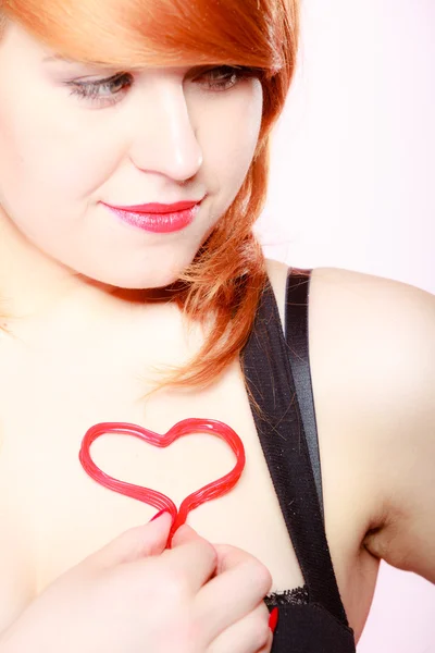 Redhair meisje houden valentine rood hart liefde. — Stockfoto