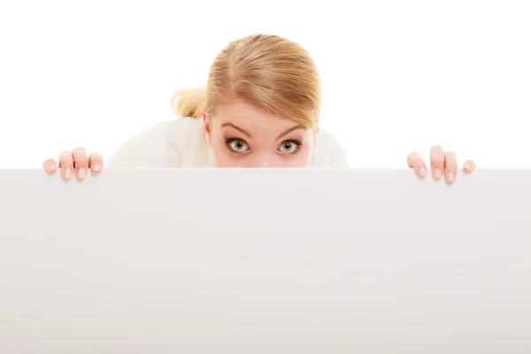 Geschäftsfrau versteckt sich hinter Leerzeichen-Banner — Stockfoto