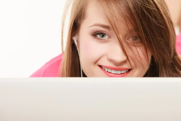 Chica con auriculares y portátil escuchando música — Foto de Stock